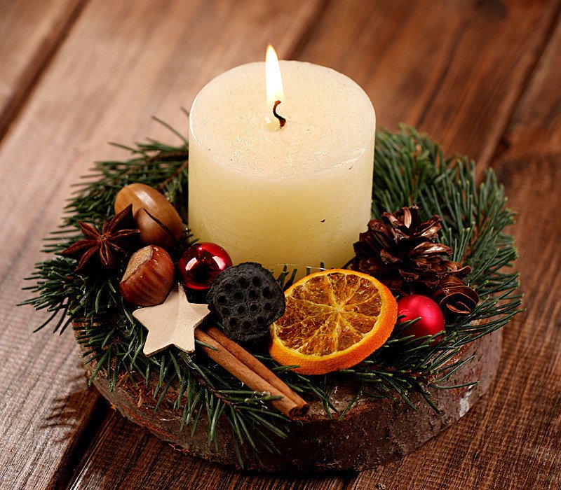 Un pequeño centro de mesa navideño con frutos secos