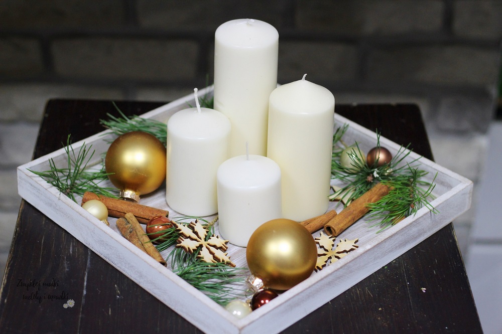 Centro de mesa navideño blanco y dorado en una bandeja