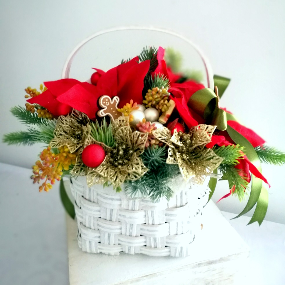 Un centro de mesa navideño en una cesta: bonito y original