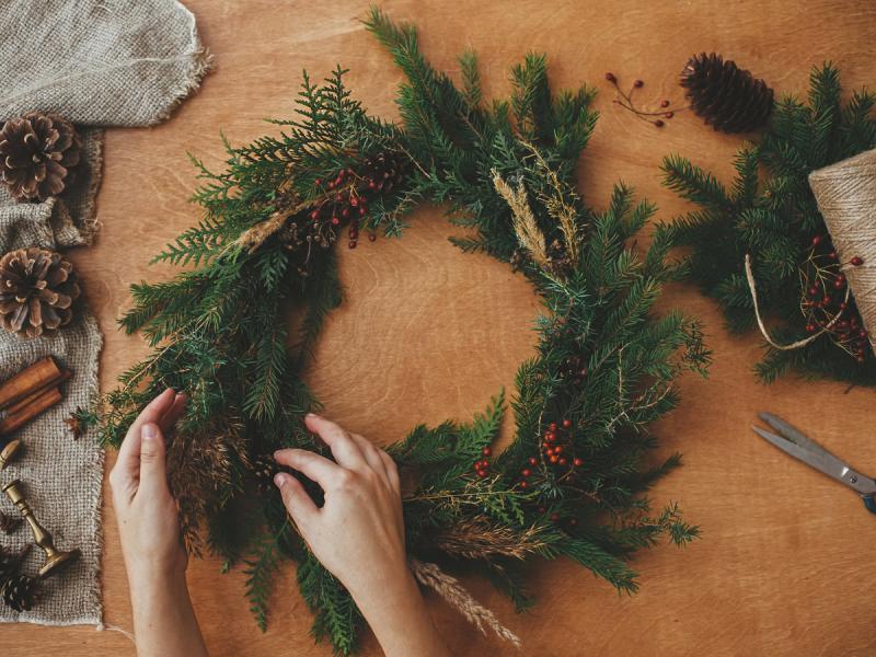 Centros de mesa navideños con hierba seca y plumas