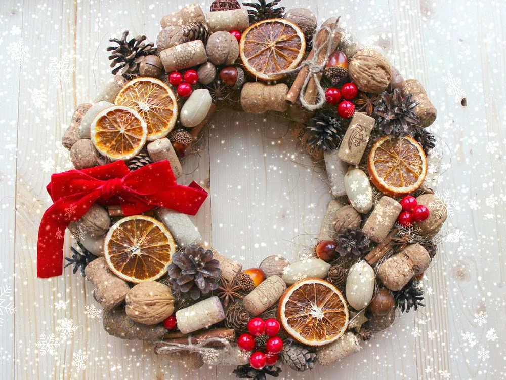 Un centro de mesa navideño con frutos secos