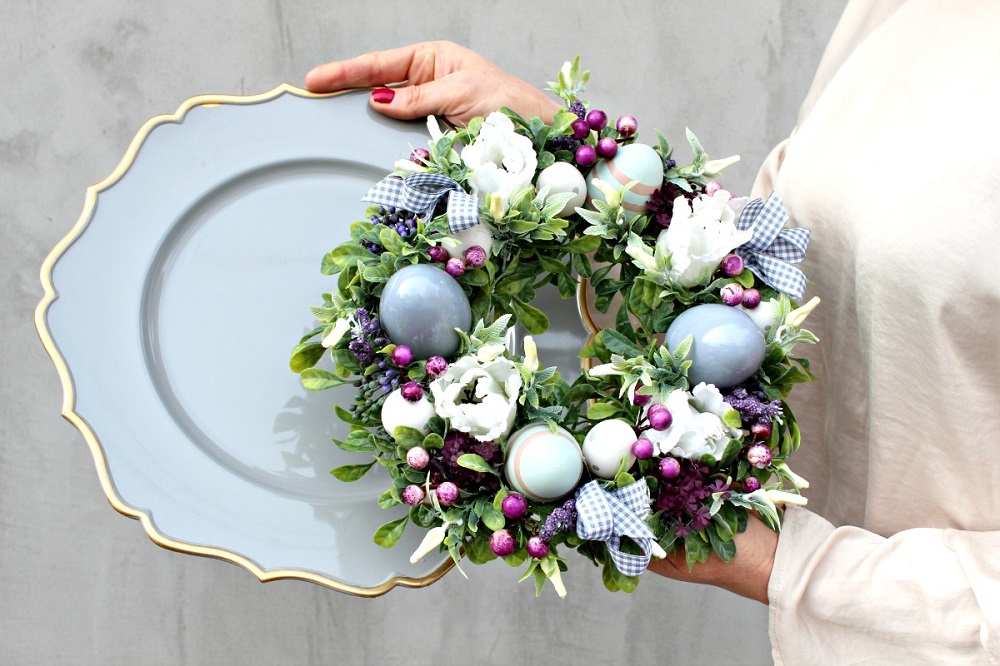 Decoración con huevos de Pascua - un centro de mesa tradicional de Pascua