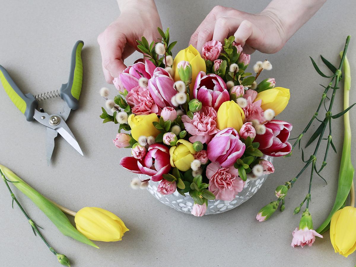 Un centrotavola pasquale fatto di fiori vivi