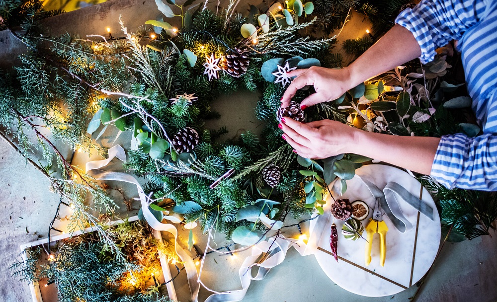 Una rica corona de Navidad con luces