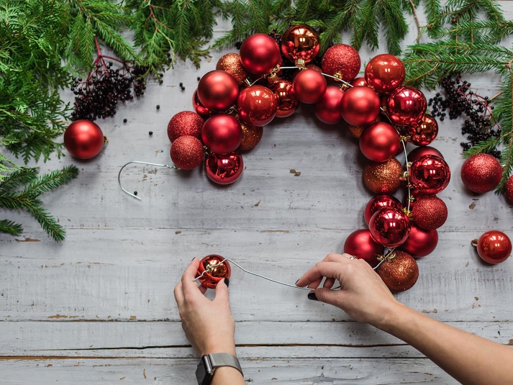 Centrotavola natalizi fatti di baubles - una decorazione minimalista