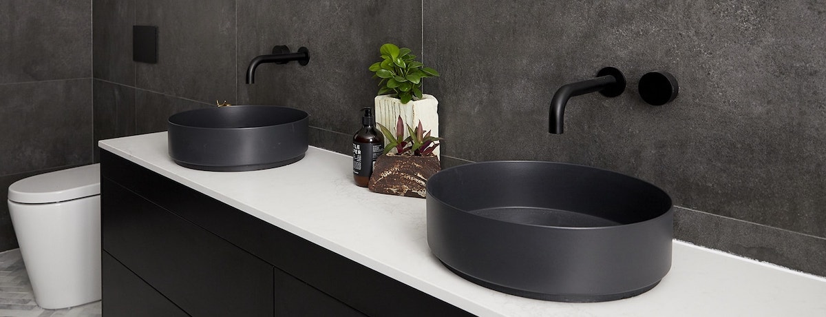 Bagno grigio - accessori neri