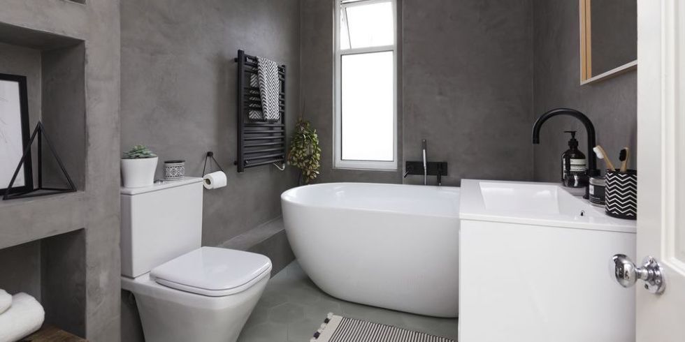 Bagno grigio con accessori neri