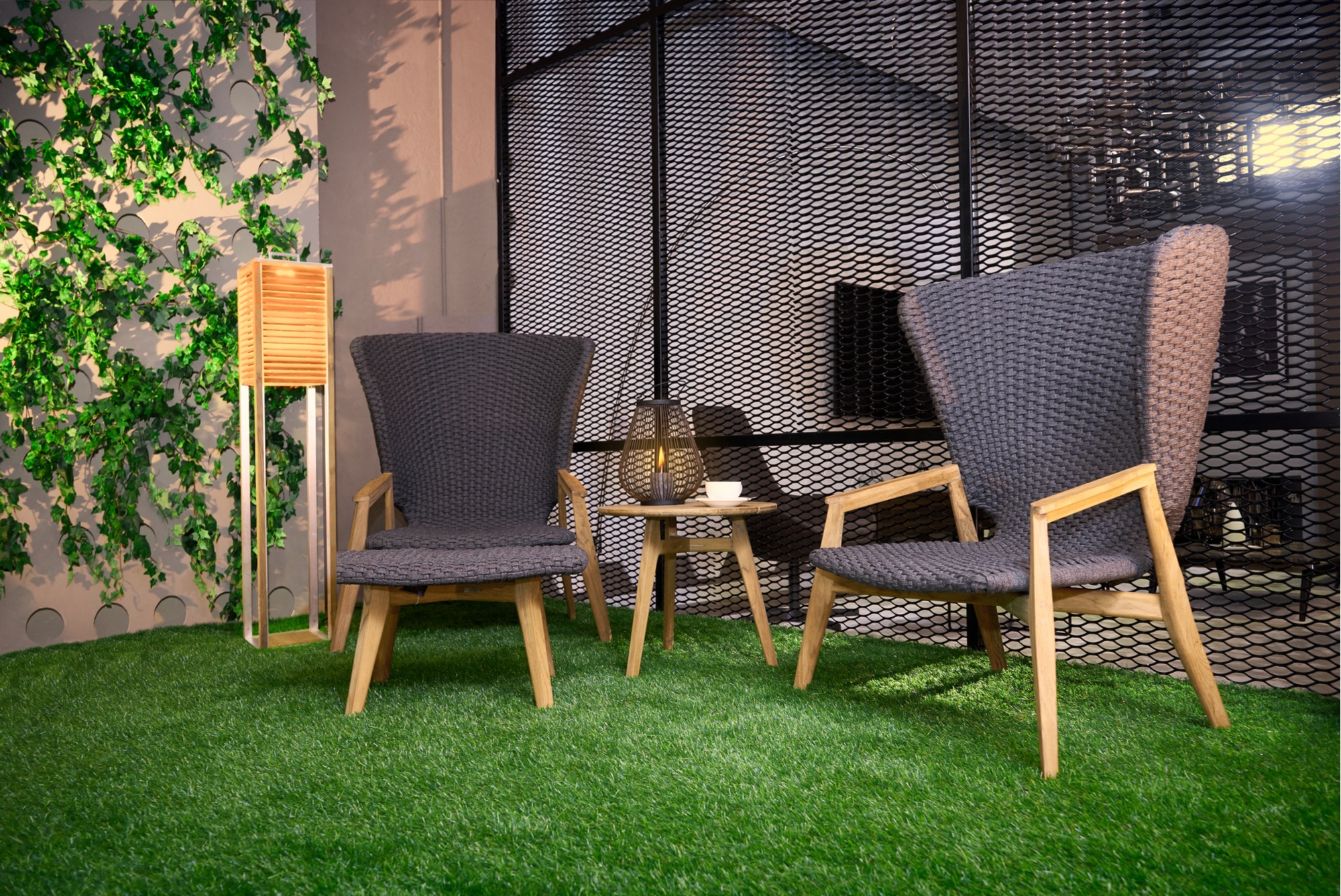 Herbe synthétique sur le balcon - fauteuils