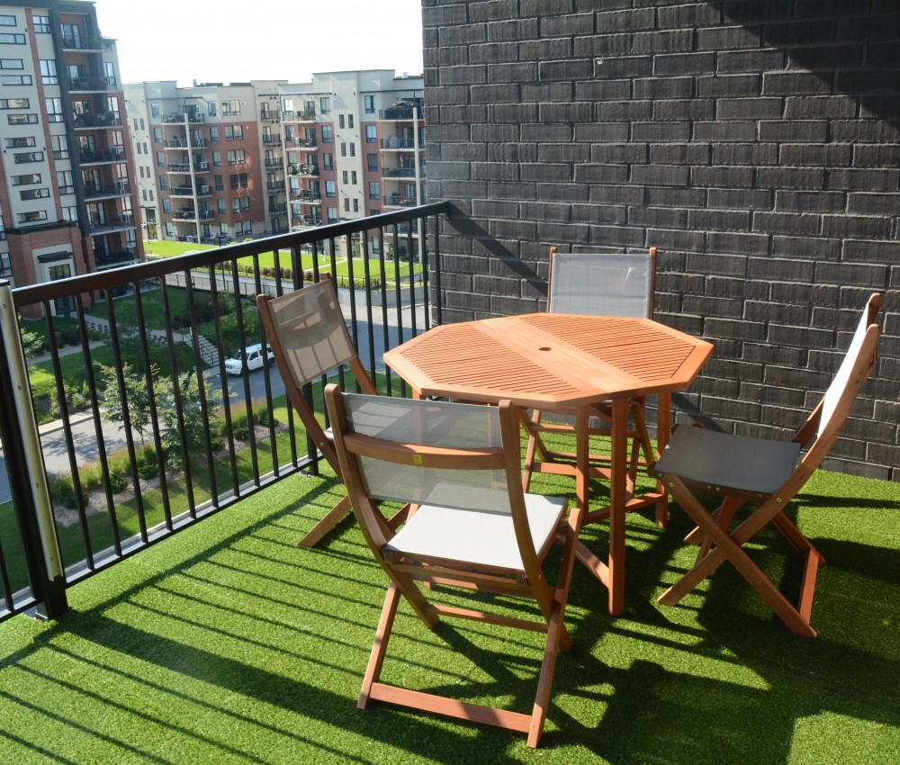 Faux gazon synthétique sur un balcon