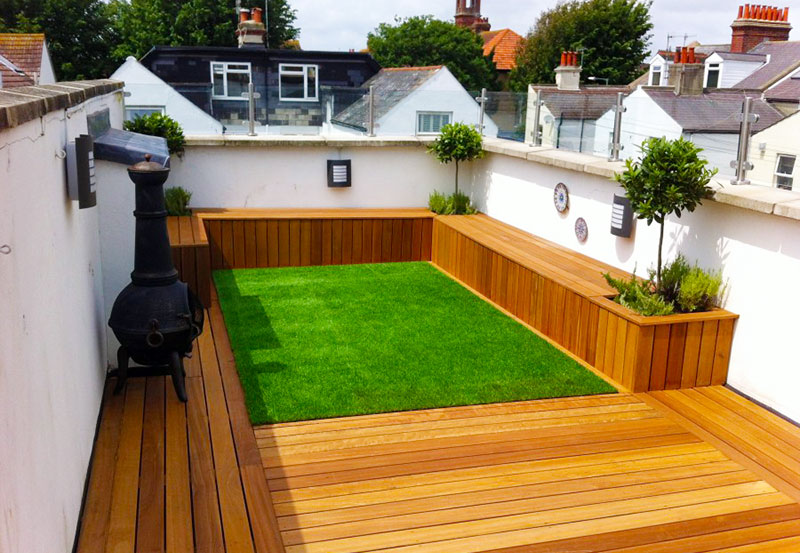 Gazon artificiel dans une partie du balcon