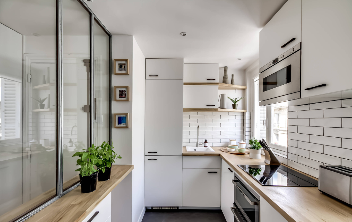 Cucina stretta scandinava di design