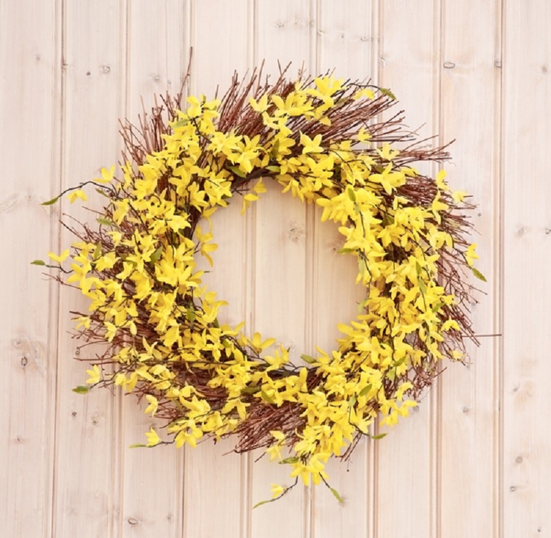 Couronne de Pâques faite de foin et de forsythia