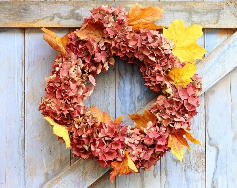 Artigianato autunnale per porte - foglia d'autunno e corona di frutta