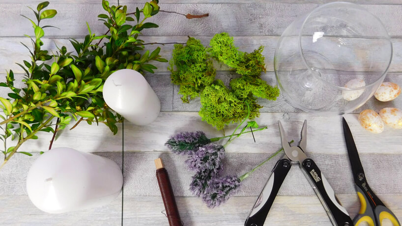 Un centre de table de Pâques en verre