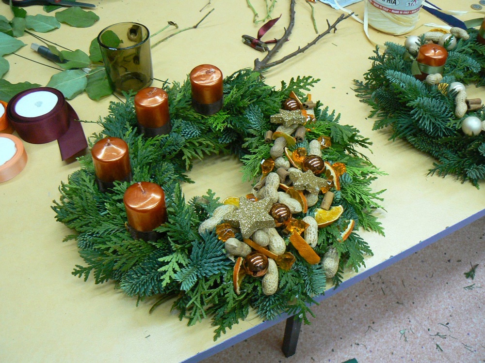 Corona de Navidad con velas doradas