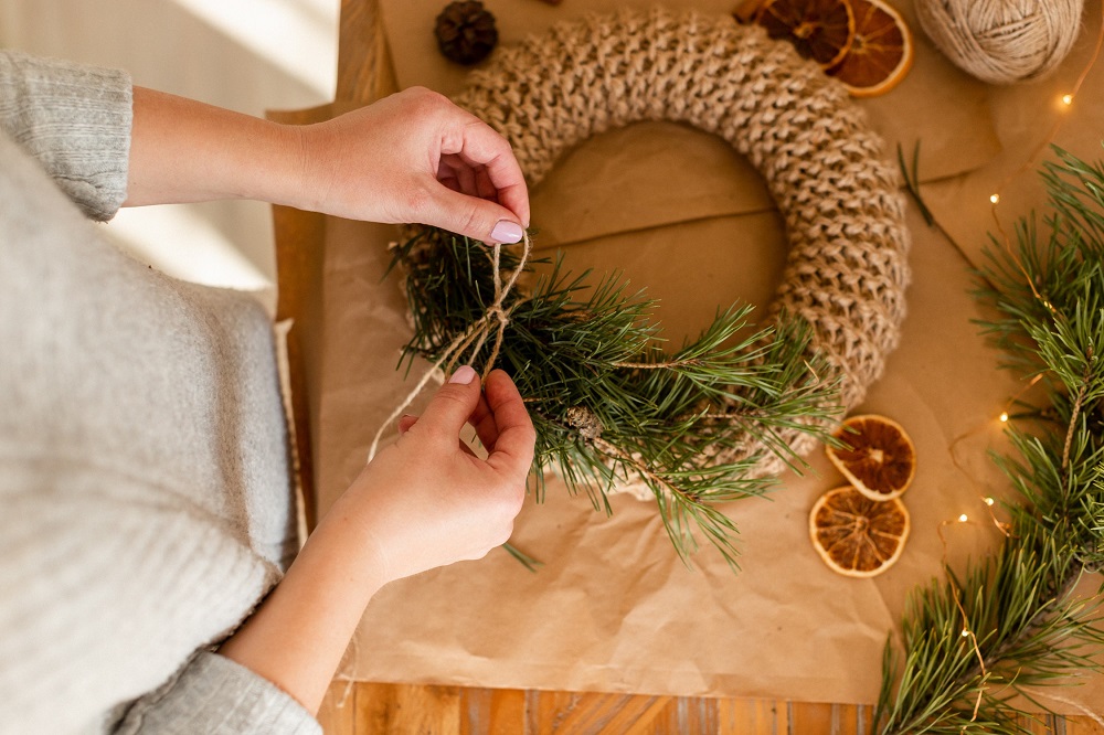 Decoraciones navideñas para la casa: coronas y centros de mesa