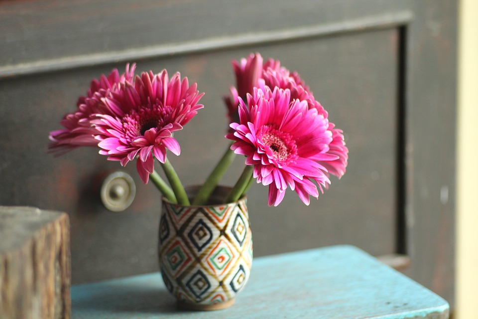 Vaso insolito per la decorazione della casa in primavera