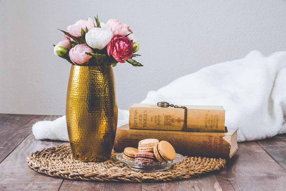 Vaso d'oro per la decorazione della casa in primavera