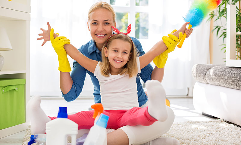 Limpieza de primavera en el dormitorio de un niño