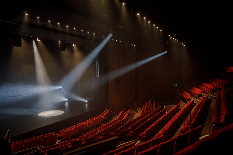 Un biglietto per il cinema o il teatro come regalo per la festa della mamma